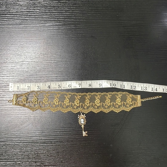 Handmade lace cameo key pendant choker necklace - Picture 5 of 6